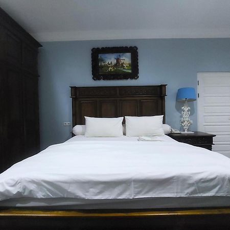 Nonie'S Huis Hotel 棉兰 外观 照片